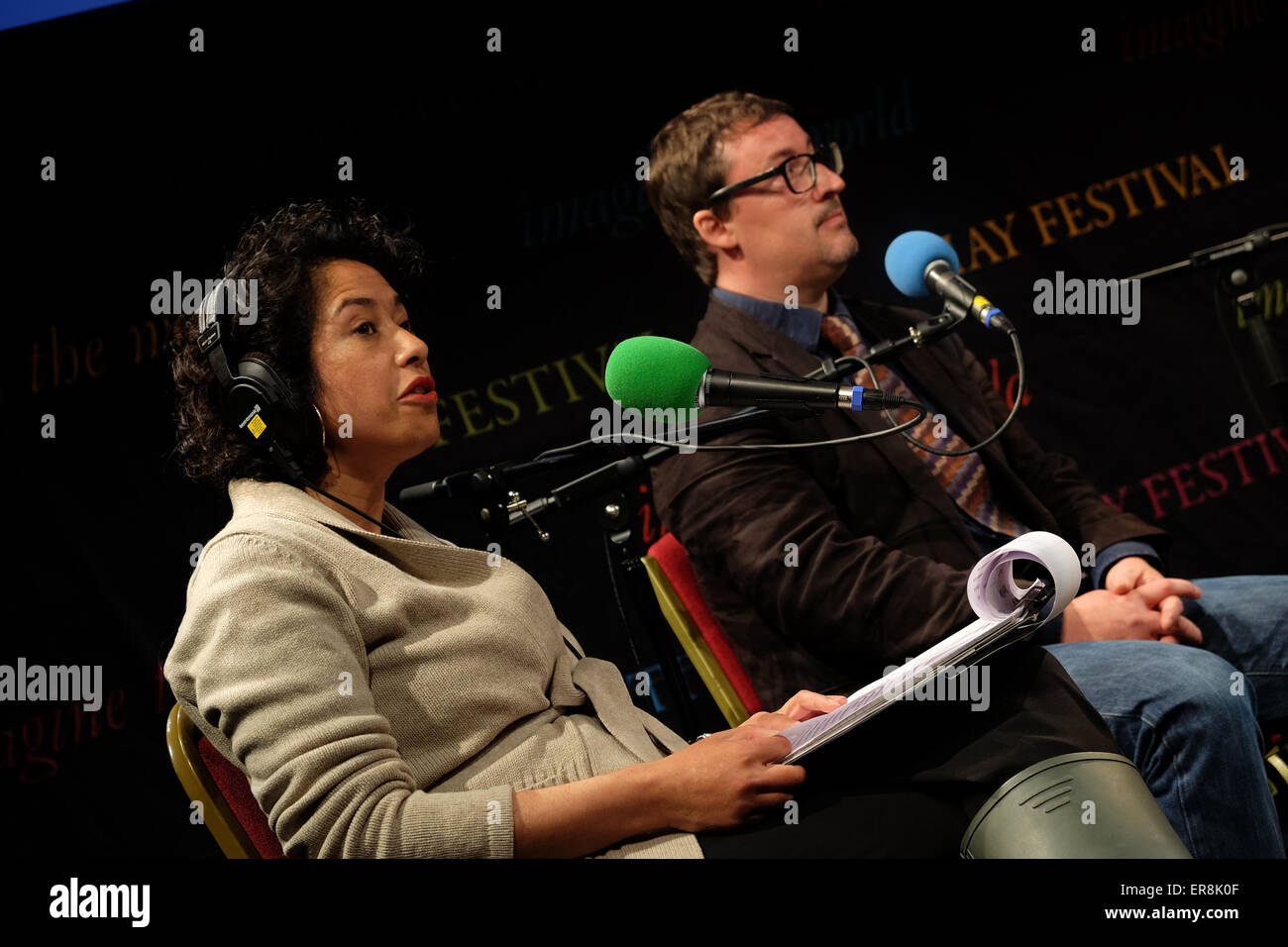 Hay-Festival, Powys, Wales - Freitag, 29. Mai 2015 BBC Radio 4-Moderatorin Samira Ahmed beherbergt eine Diskussion über das Buch Verlagsbranche live aus der Hay Festival. Stockfoto