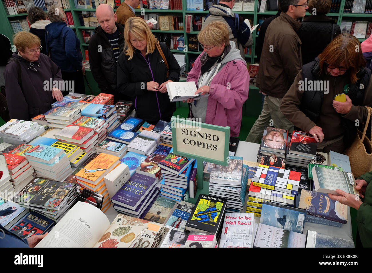 Hay-Festival, Powys, Wales - Freitag, 29. Mai 2015 - Besucher zum diesjährigen Hay Festival durchsuchen Sie die neuesten Bücher und Neuerscheinungen von den verschiedenen Autoren bei heutigen Veranstaltungen. Stockfoto