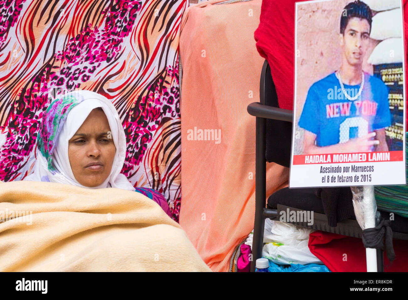 Kanarische Inseln, Spanien. 29. Mai 2015. Takbar Haddi aus der Westsahara beginnt ihren fünfzehnten Tag eine Immigrantin Hungerstreik auf dem Sofa vor dem marokkanischen Konsulat in Las Palmas, neben Fotos von ihren toten Sohn, die sagt, "Ermordeten von Marokko". Sie bittet um eine Untersuchung über den Tod des Sohnes 21 Jahre alt, Mohamed Lamin Haidala, die sie in El Aauin, die größte Stadt im umstrittenen Gebiet der Westsahara im Februar 2015 behauptet von marokkanischen Siedler ermordet wurde. Bildnachweis: ALANDAWSONPHOTOGRAPHY/Alamy Live-Nachrichten Stockfoto