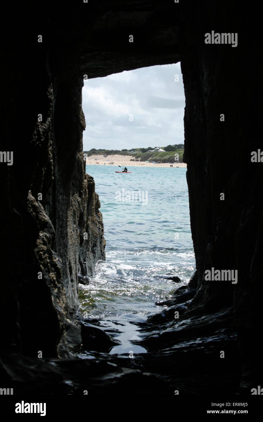 Blick durch den Tunnel am alten Fisch Kellern Strand Harlyn Sands Beach, Cornwall Stockfoto