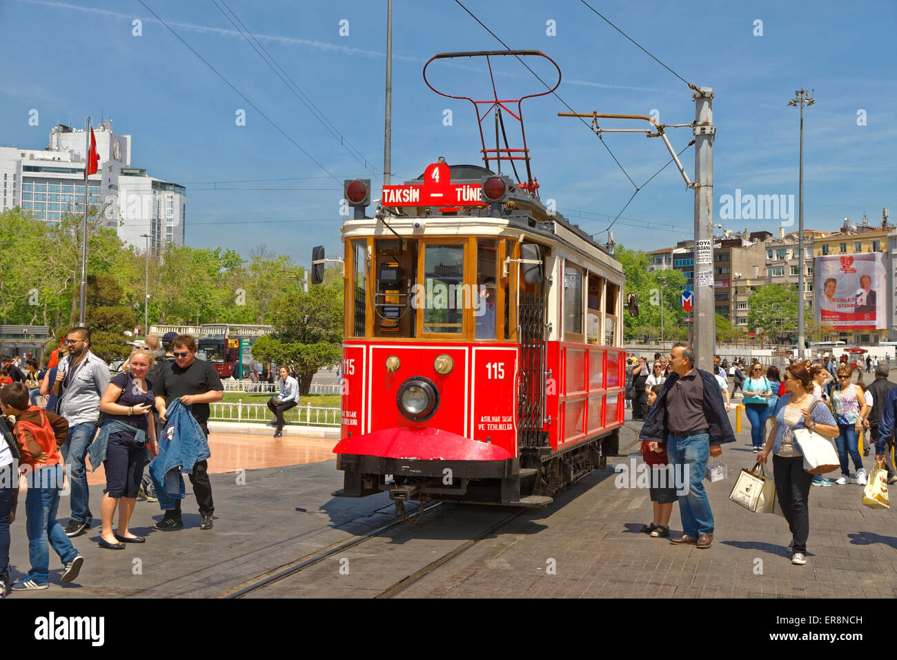 Alte antike Straßenbahn am Taksim-Platz, Istanbul, Türkei. Bietet kurze Fahrten für Touristen durch die Fußgängerzone Istanbuls. Stockfoto