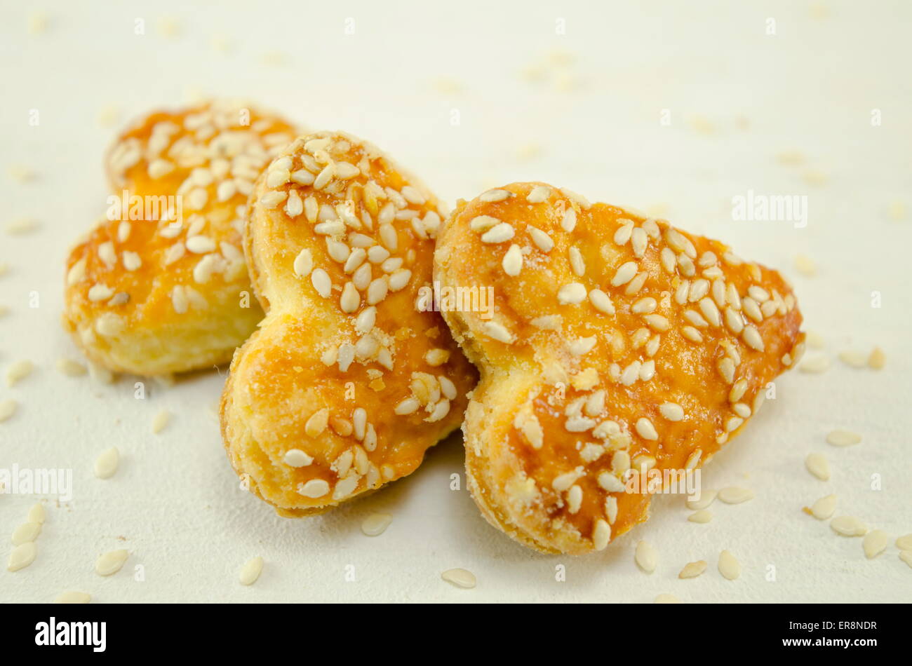 Salzige Cracker Sesam in Herzform Stockfoto
