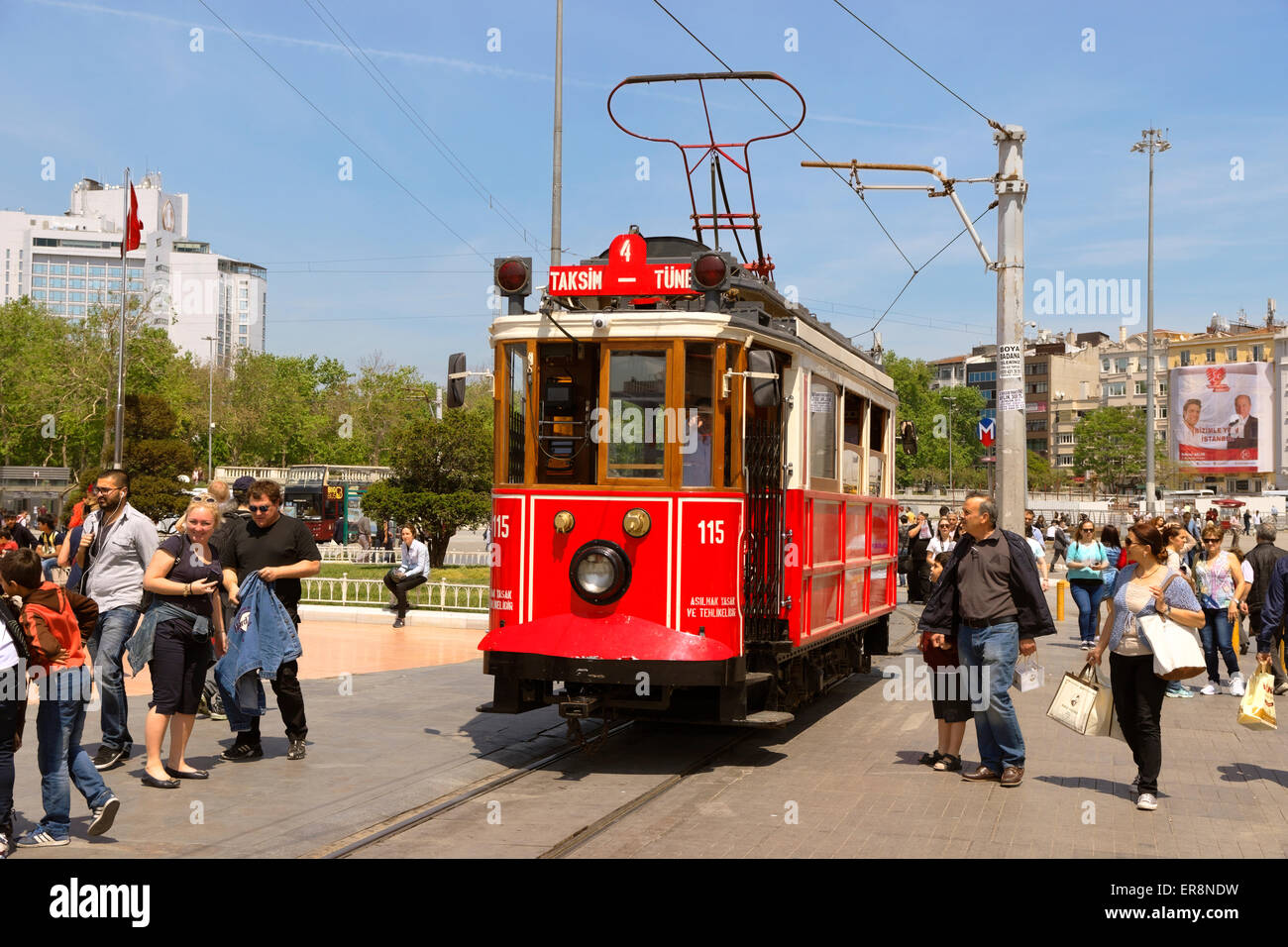 Alte antike Straßenbahn am Taksim-Platz, Istanbul, Türkei. Bietet kurze Fahrten für Touristen durch die Fußgängerzone Istanbuls. Stockfoto