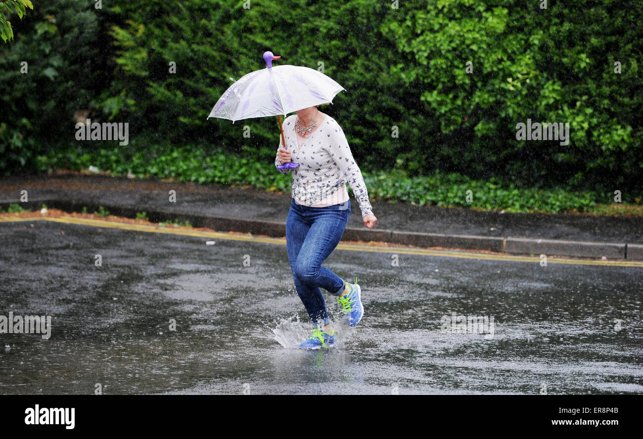 Brighton UK 26. Mai 2015 - eine Frau wird bei sintflutartigen Regen erwischt, wie sie in einer Straße in Brighton heute mit nassen und windigen Wetter Prognose für Süd-Ost dies am Nachmittag Kredit läuft: Simon Dack/Alamy Live News Stockfoto