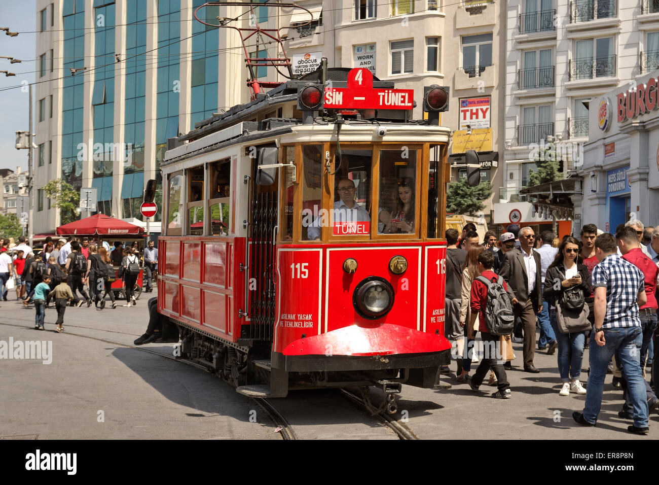Alte antike Straßenbahn in der Nähe von Taksim-Platz, Istanbul, Türkei Stockfoto