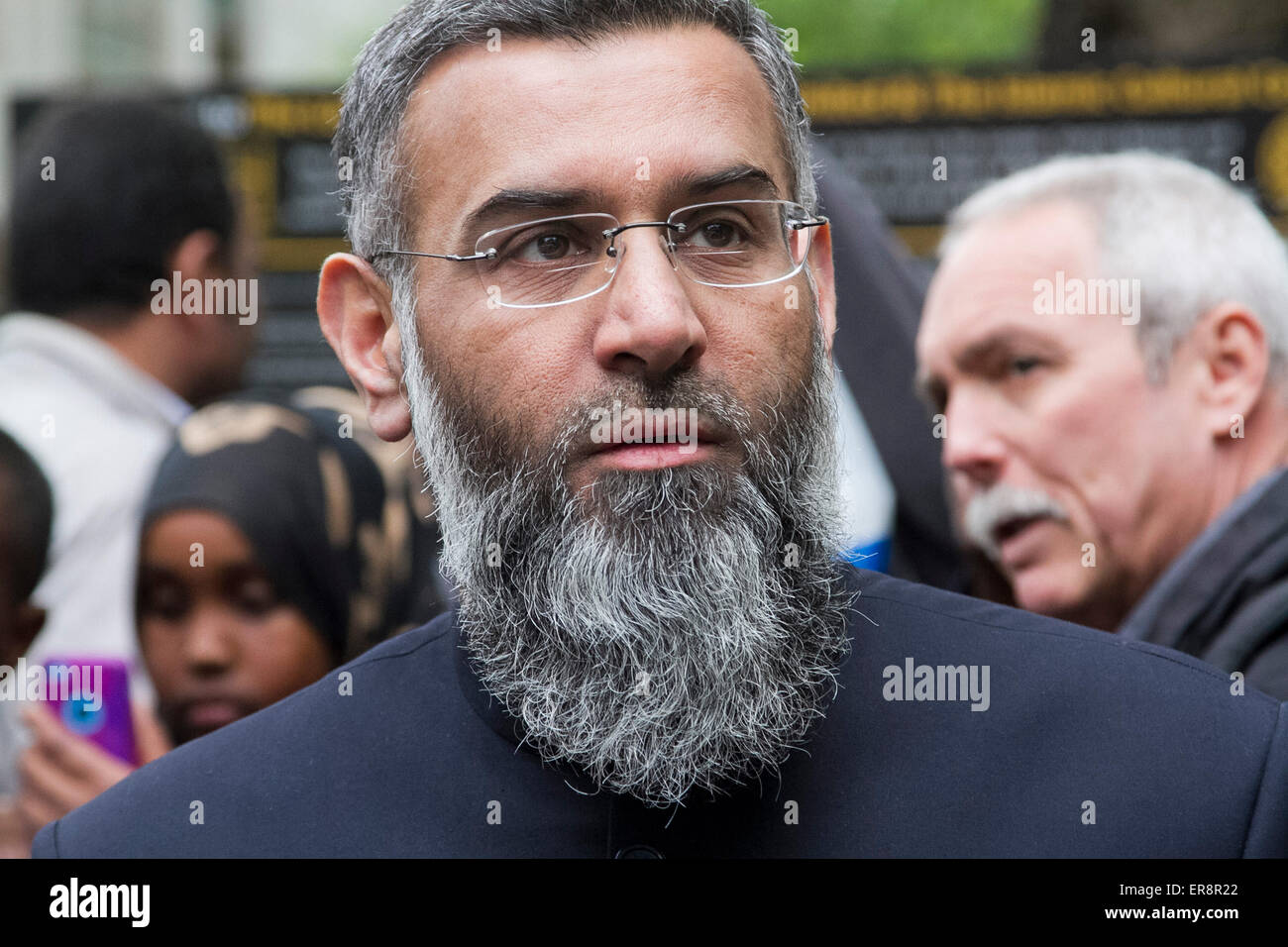 London UK. 29. Mai 2015. Radikale muslimische Prediger Anjem Choudary und seinen Anhängern sprach sich nach dem Freitagsgebet außerhalb der Londoner Moschee im Regents Park gegen die Regierung die Thronrede, die sie behaupten, kriminalisiert Muslime in Großbritannien Credit: Amer Ghazzal/Alamy Live-Nachrichten Stockfoto
