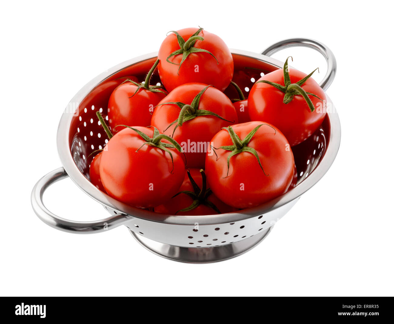 Obst und Gemüse: frische rote Tomaten in einem Stahl Sieb, isoliert auf weißem Hintergrund Stockfoto