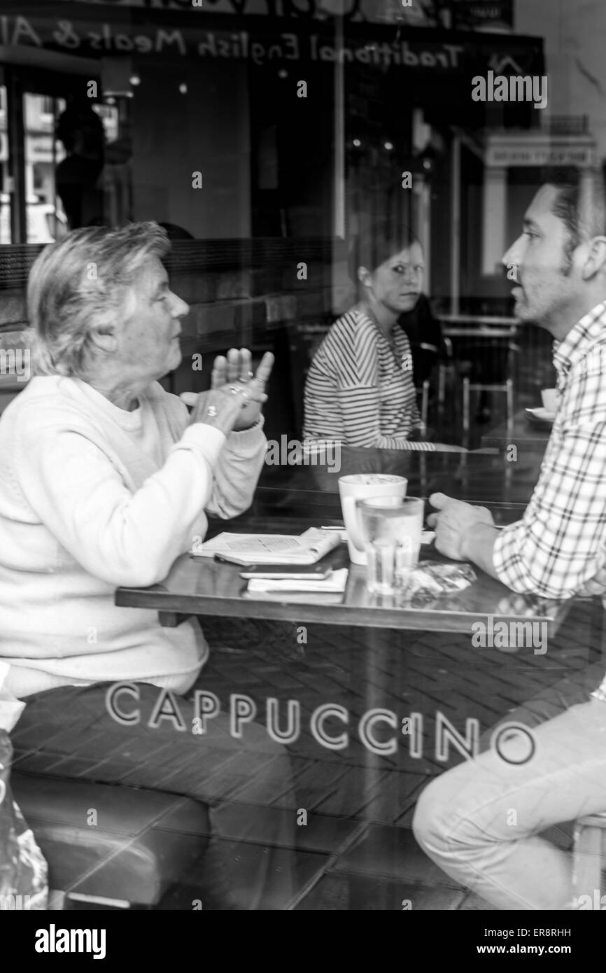 Paar genießt einen Kaffee im Cafe Nero in Salisbury Stockfoto