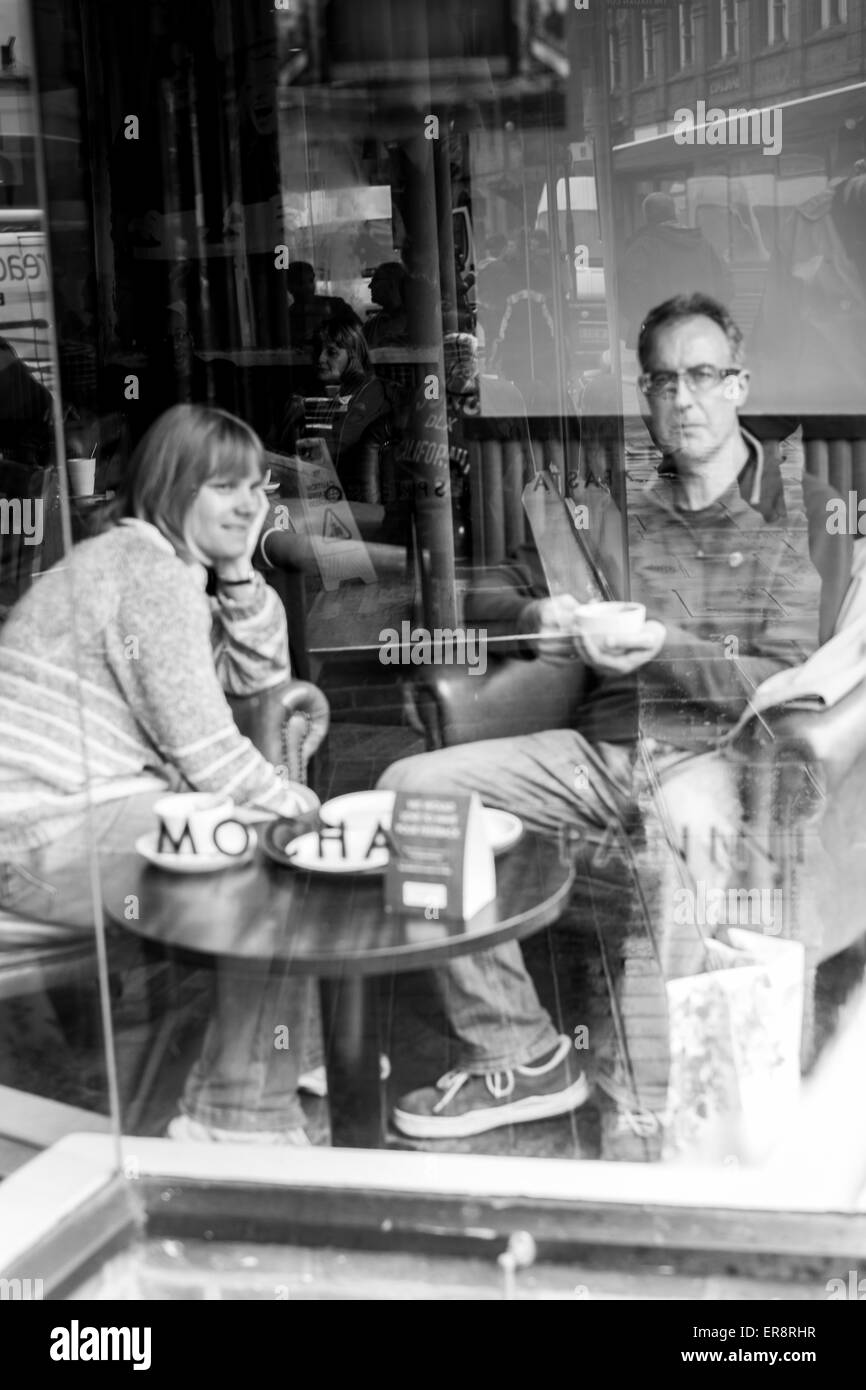 Paar genießt einen Kaffee im Cafe Nero in Salisbury Stockfoto