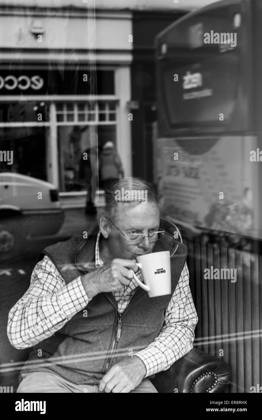 Mann, genießen einen Kaffee im Cafe Nero in Salisbury Stockfoto