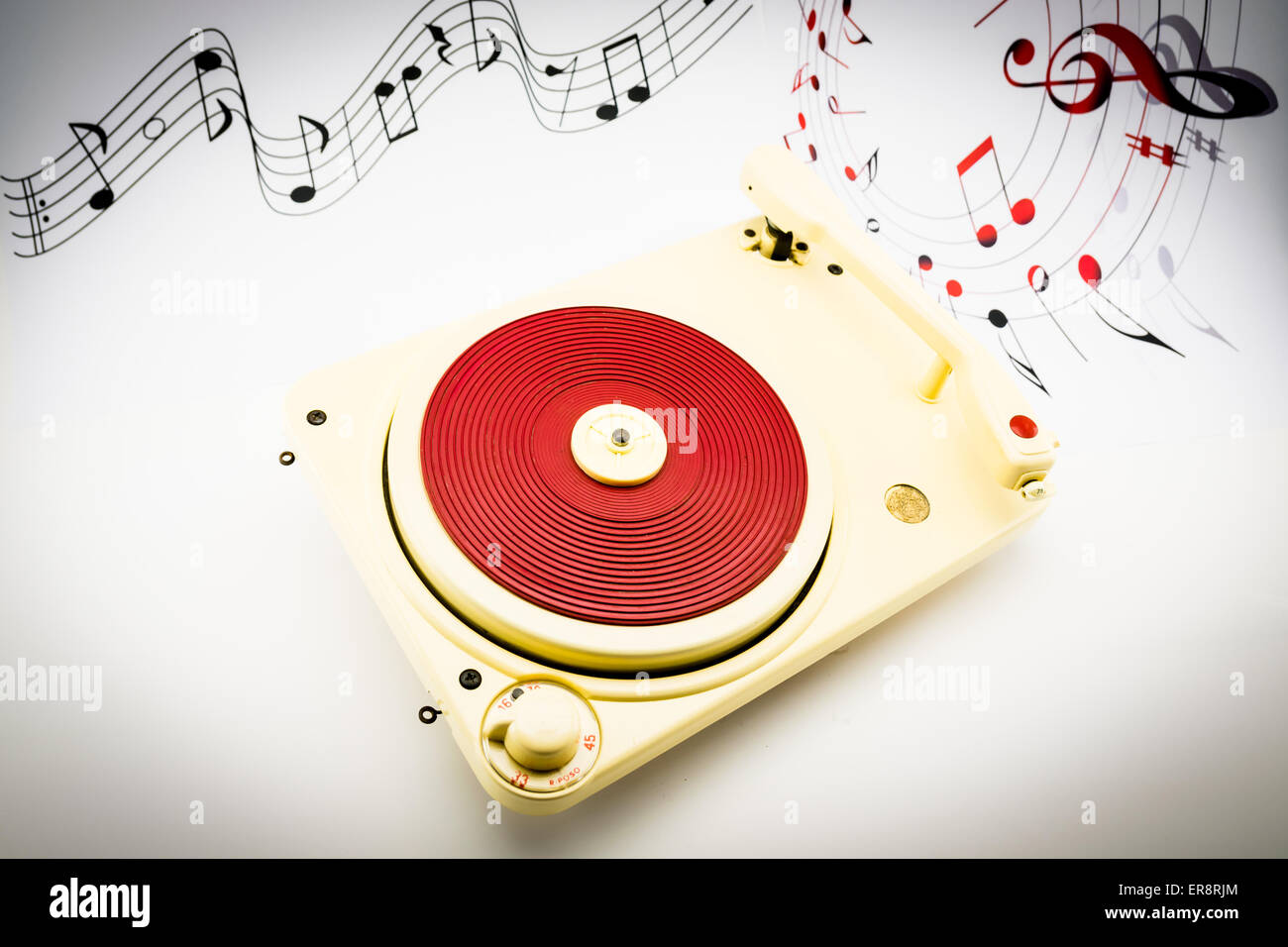 Komposition mit rot Vintage Plattenspieler und Musiknoten auf Hintergrund Stockfoto