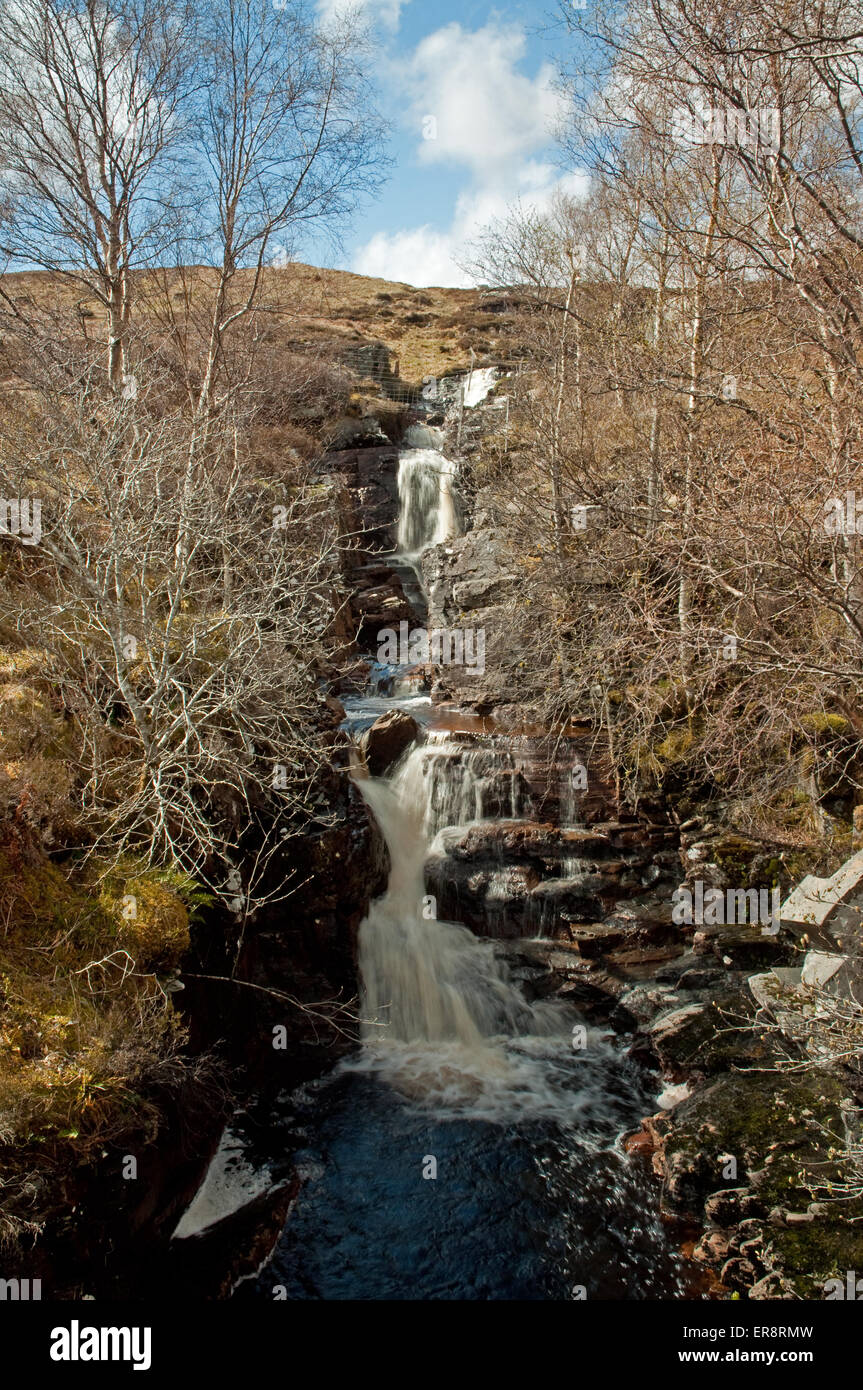 Wasserfall auf Allt Leacach in der Nähe von Braemore Stockfoto