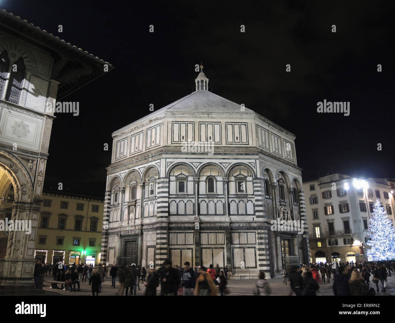 Touristen außerhalb Florenz Baptisterium in der Nacht Stockfoto