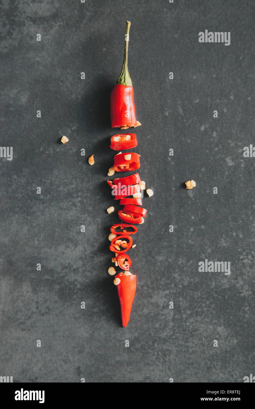 Direkt oben geschossen gehackte rote Chili Pfeffer auf Tisch Stockfoto