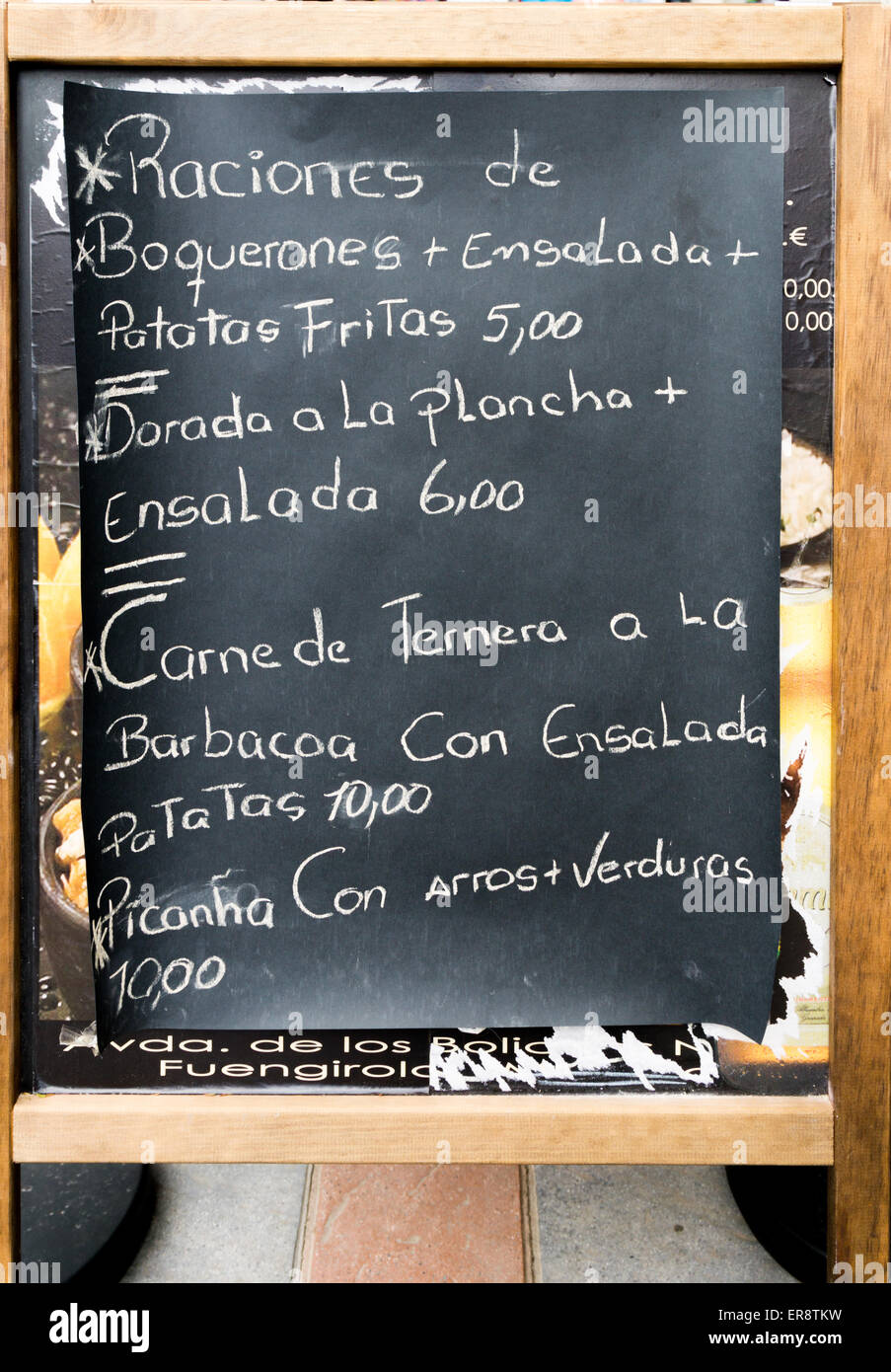 Eine handgeschriebene Speisekarte an Bord zeigen zeigen traditionelle spanische Gerichte in spanischer Sprache Stockfoto