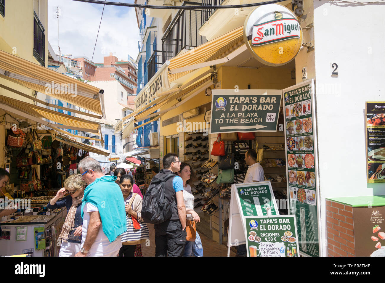 Touristen in Torremolinos, Costa Del Sol, Malaga, Einkaufsmöglichkeiten für Souvenirs. Stockfoto