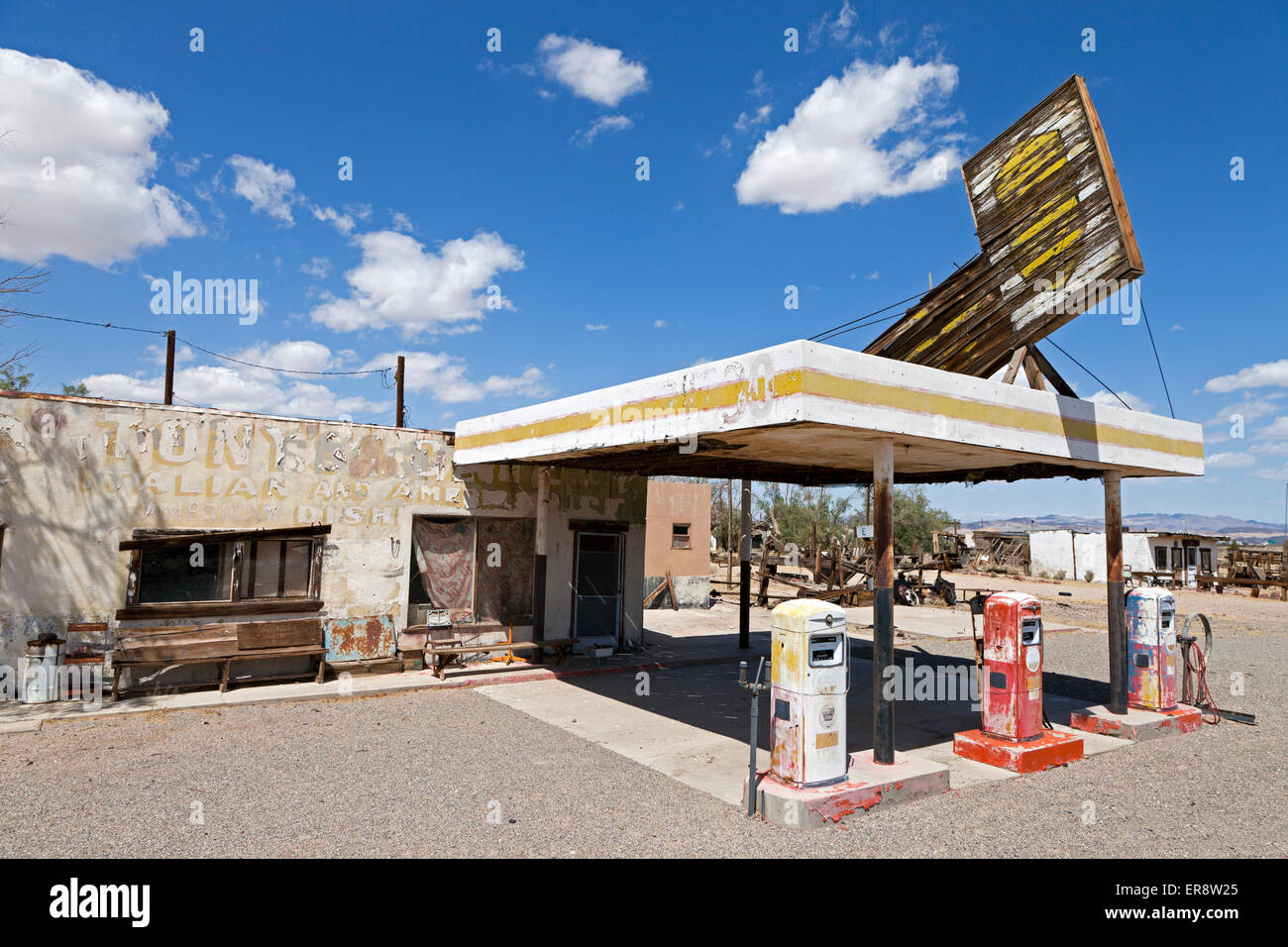 Verlassene Tankstelle Dry Creek Wittling Bros und Diner entlang der Route 66 in Newberry Springs, Kalifornien. Stockfoto