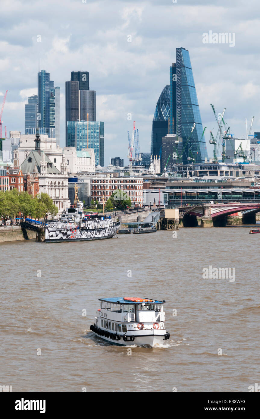 Bürogebäude in der Londoner City Skyline von Waterloo Bridge mit einem touristischen Vergnügen