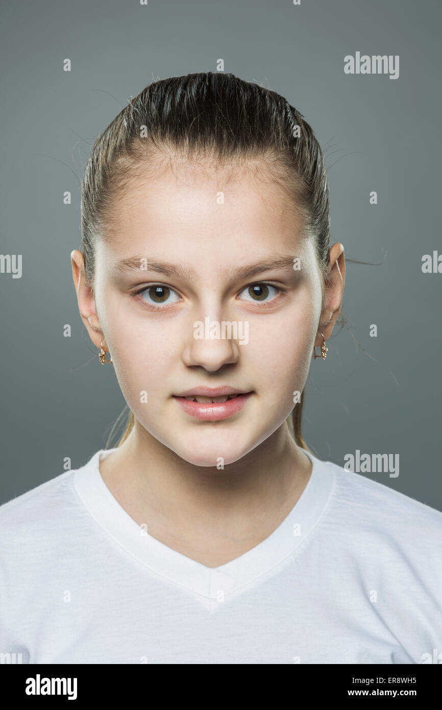 Porträt eines Mädchens vor grauem Hintergrund Stockfoto