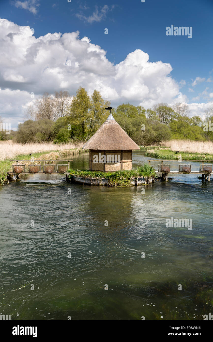 Aal-Topf-Brücke und Fischerhütte am River Test bei Longstock, Hampshire, England, UK. Stockfoto