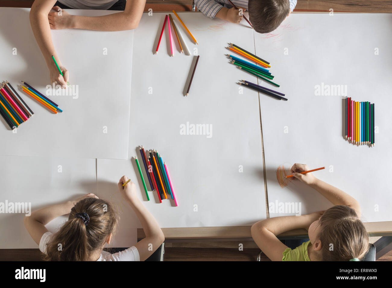 Vogelperspektive Blick auf Kinder, die Zeichnung auf dem Papier am Tisch Stockfoto