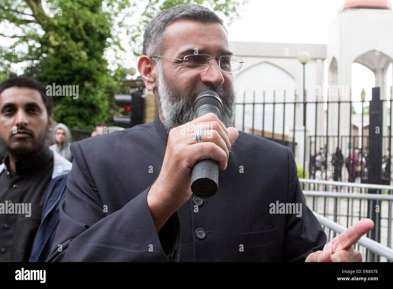 London UK. 29. Mai 2015. Radikale muslimische Prediger Anjem Choudary und seinen Anhängern sprach sich nach dem Freitagsgebet außerhalb der Londoner Moschee im Regents Park gegen die Regierung die Thronrede, die sie behaupten, Muslime in Britai Credit kriminalisiert: Amer Ghazzal/Alamy Live-Nachrichten Stockfoto