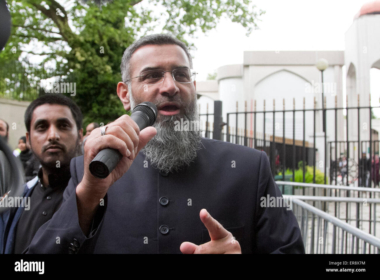 London UK. 29. Mai 2015. Radikale muslimische Prediger Anjem Choudary und seinen Anhängern sprach sich nach dem Freitagsgebet außerhalb der Londoner Moschee im Regents Park gegen die Regierung die Thronrede, die sie behaupten, Muslime in Britai Credit kriminalisiert: Amer Ghazzal/Alamy Live-Nachrichten Stockfoto