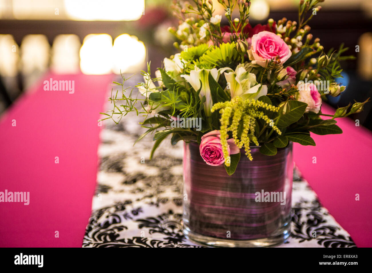 Mittelstück auf Tischläufer Hochzeit Stockfoto