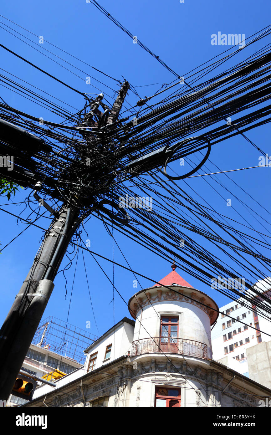 Wust an elektrischen Leitungen auf Post, La Paz, Bolivien Stockfoto