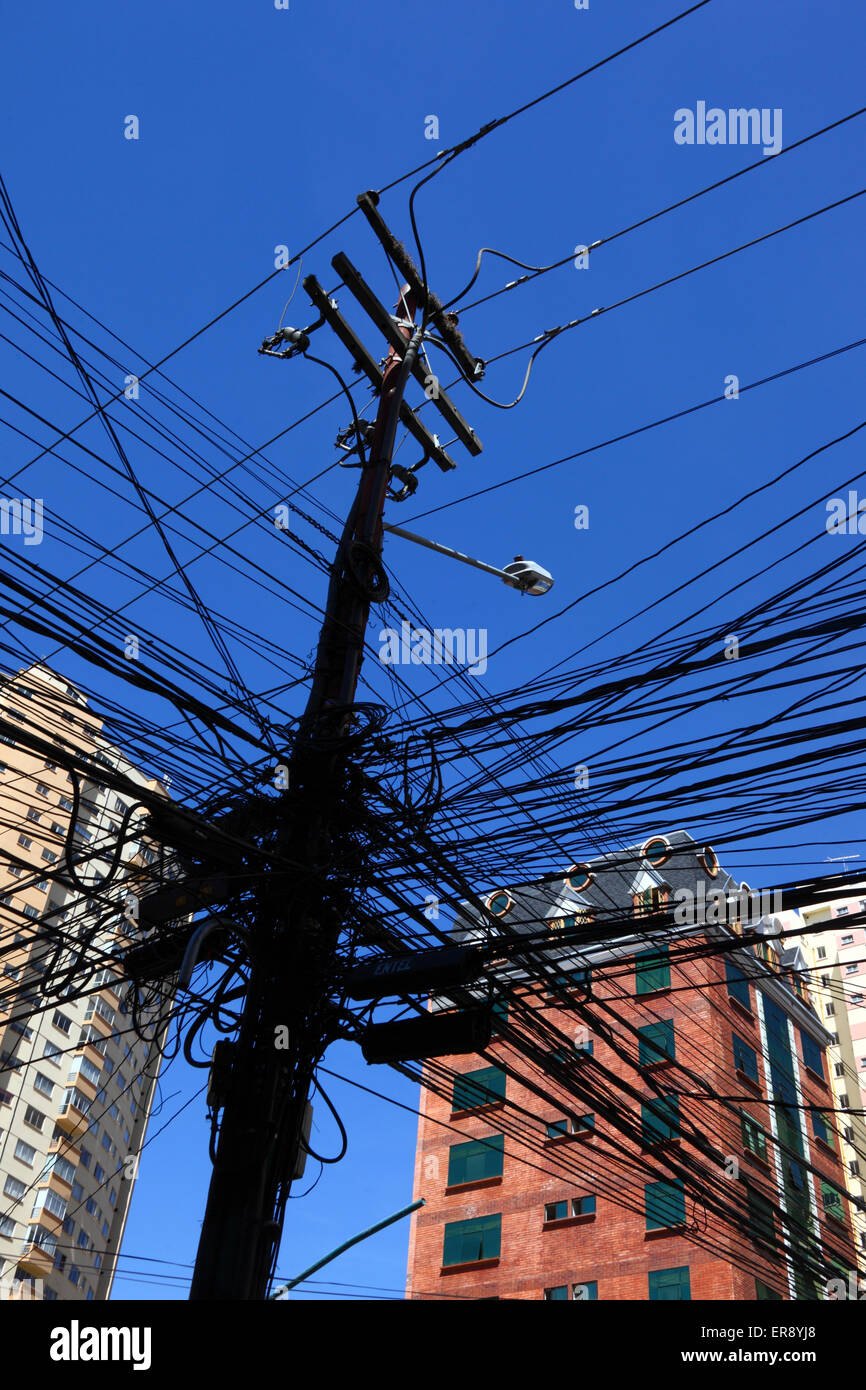Wust an elektrischen Leitungen auf Post, La Paz, Bolivien Stockfoto