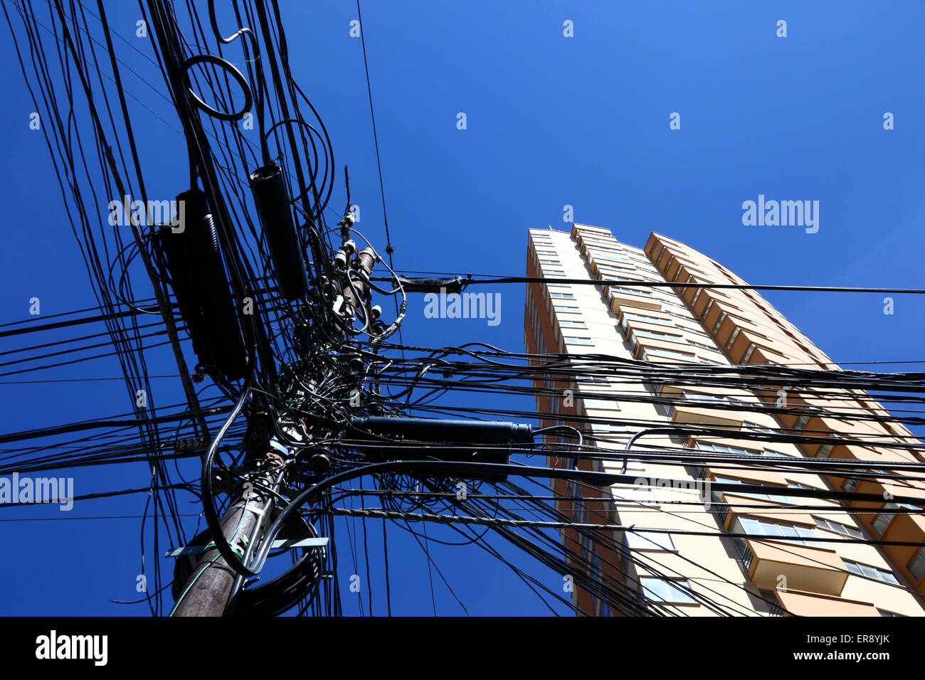 Wust an elektrischen Leitungen auf Post, La Paz, Bolivien Stockfoto