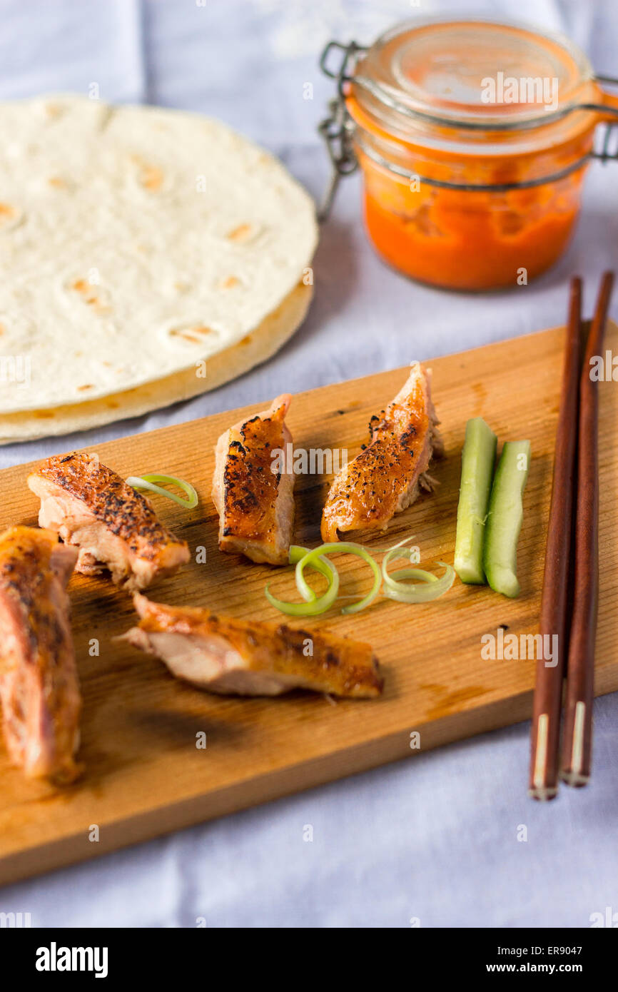 Gebratene Ente mit Pfannkuchen und Chilisauce Stockfoto