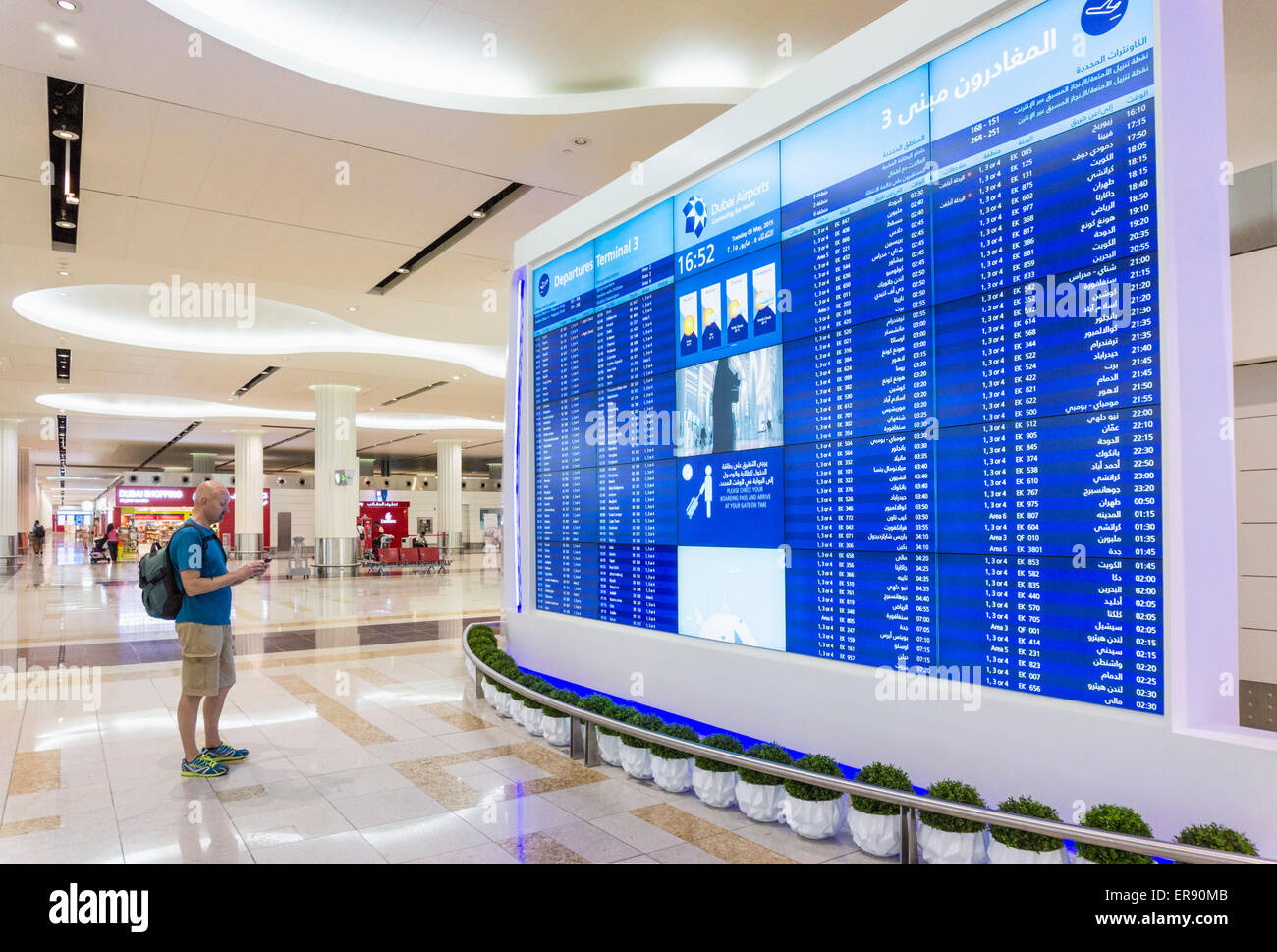 Flughafen-Abfahrtstafel am internationalen Flughafen Dubai, Dubai City, Vereinigte Arabische Emirate, Vereinigte Arabische Emirate, Naher Osten Stockfoto