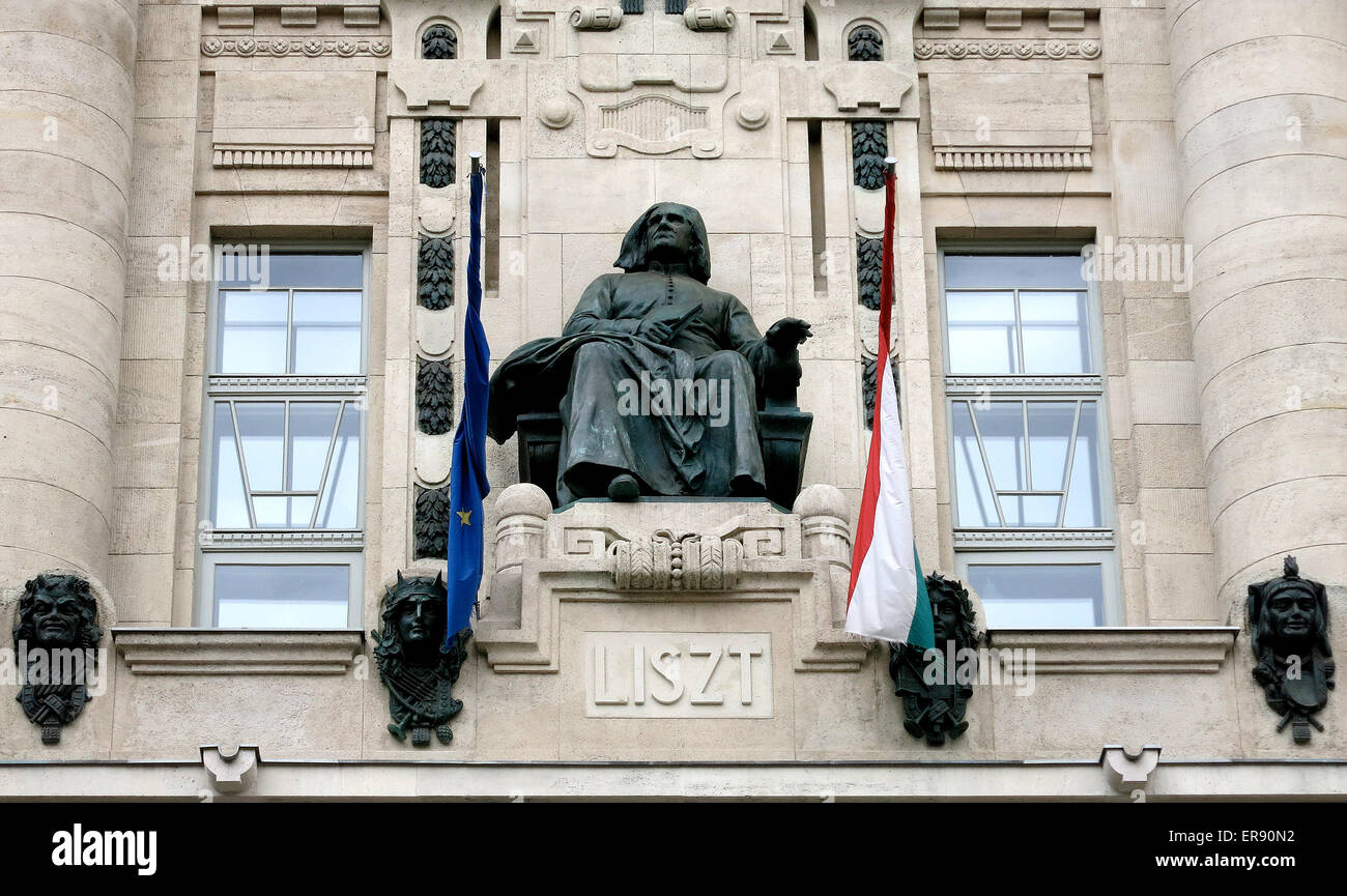 Ferenc Liszt-Statue an der Fassade des Magyar Kiralyi Zeneakademia Budapest Ungarn Stockfoto