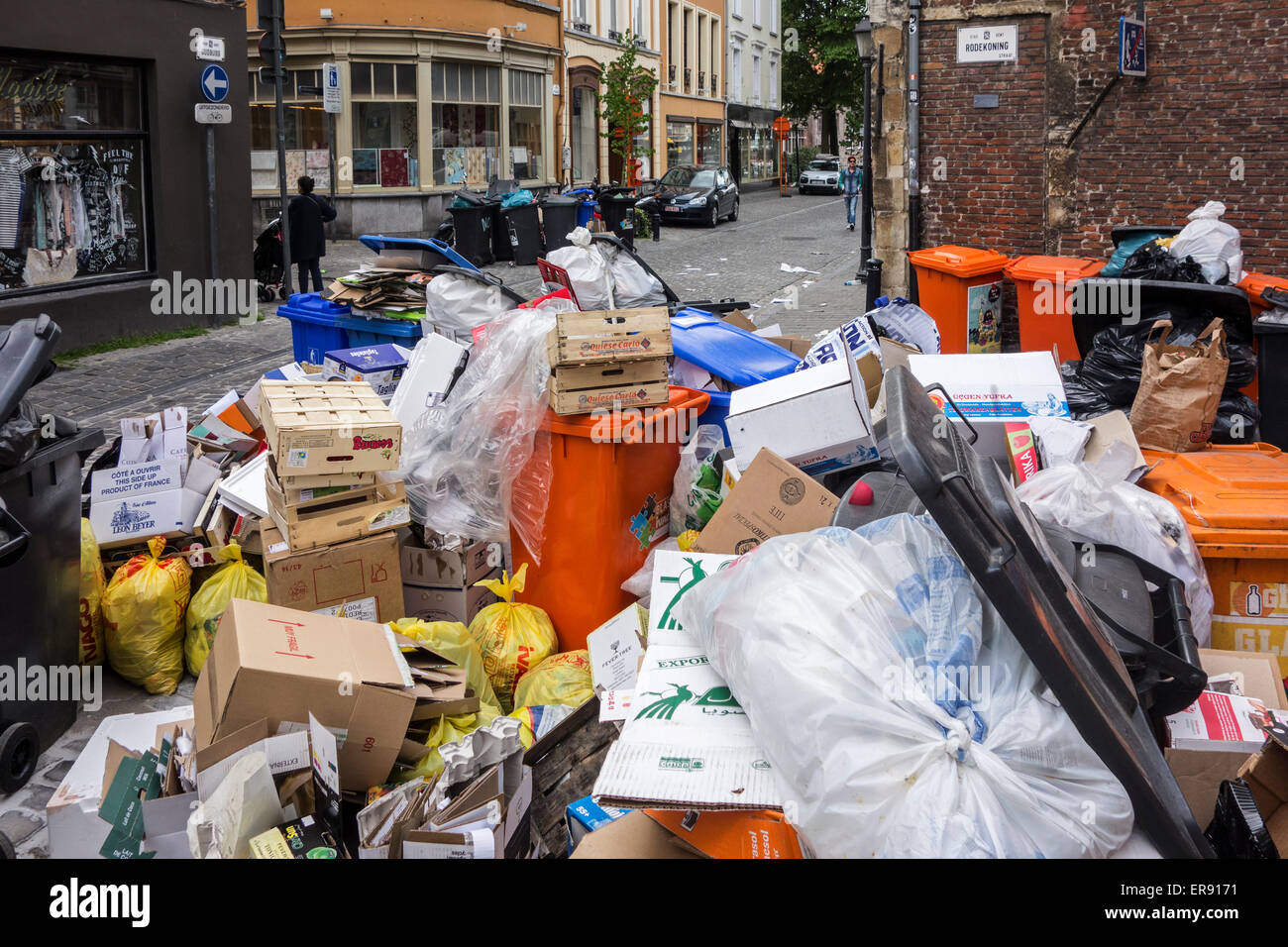 Haufen von Mülltüten und Müllcontainer mit Haushalt ablehnen blockieren Straße in Stadt Streikrecht von Abfallverarbeitung Firma Stockfoto