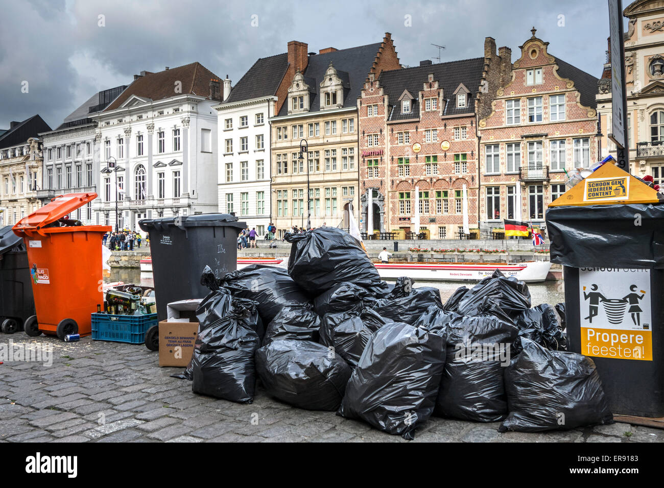 Haufen von Mülltüten und Müllcontainer mit Haushalt ablehnen wegen Streikrecht von Abfallverarbeitung feste IVAGO in Gent, Belgien Stockfoto
