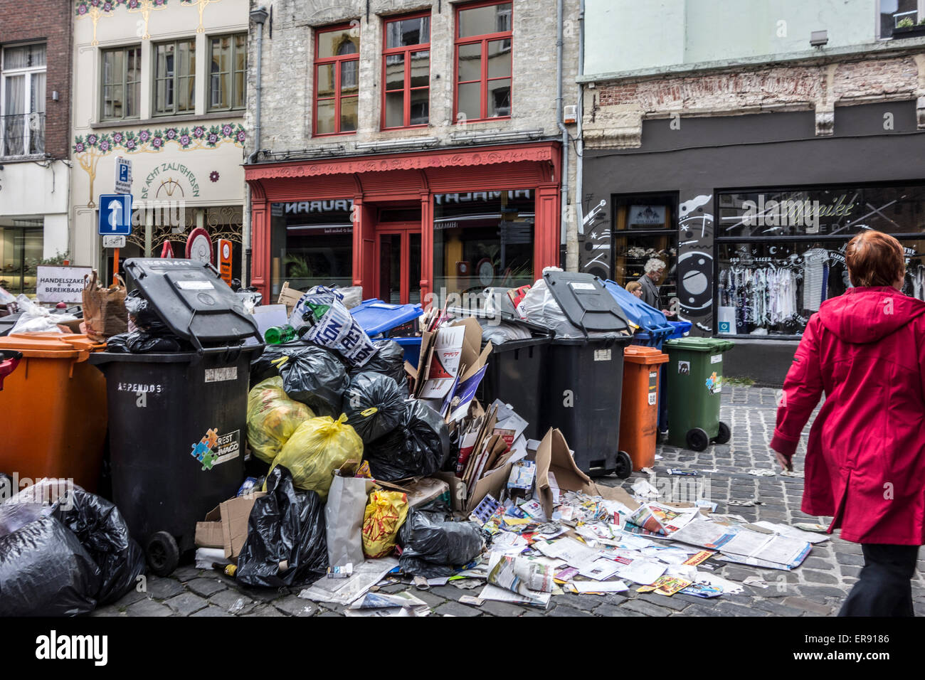 Müll aufgestapelt Taschen und Müllcontainer mit Hausmüll aufgrund Streikrecht der Binmen in der Stadt Gent, Belgien Stockfoto