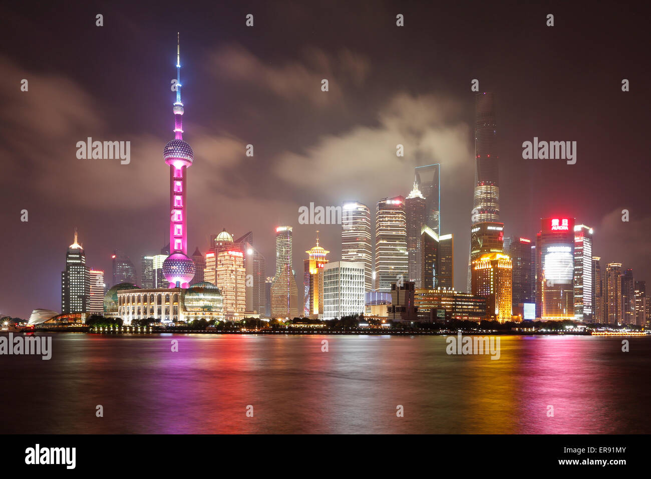 Blick auf den Hafen von Shanghai Pudong und Skyline bei Nacht Stockfoto