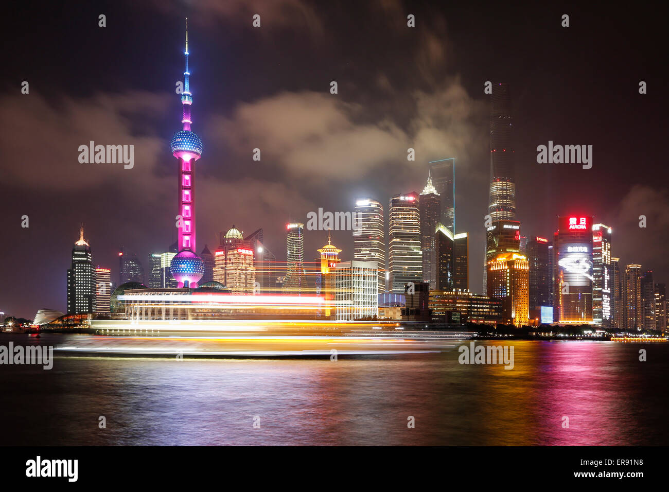 Blick auf den Hafen von Shanghai Pudong und Skyline bei Nacht Stockfoto