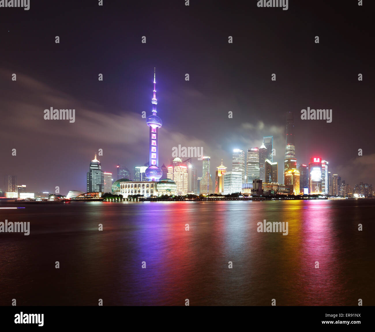 Blick auf den Hafen von Shanghai Pudong und Skyline bei Nacht Stockfoto