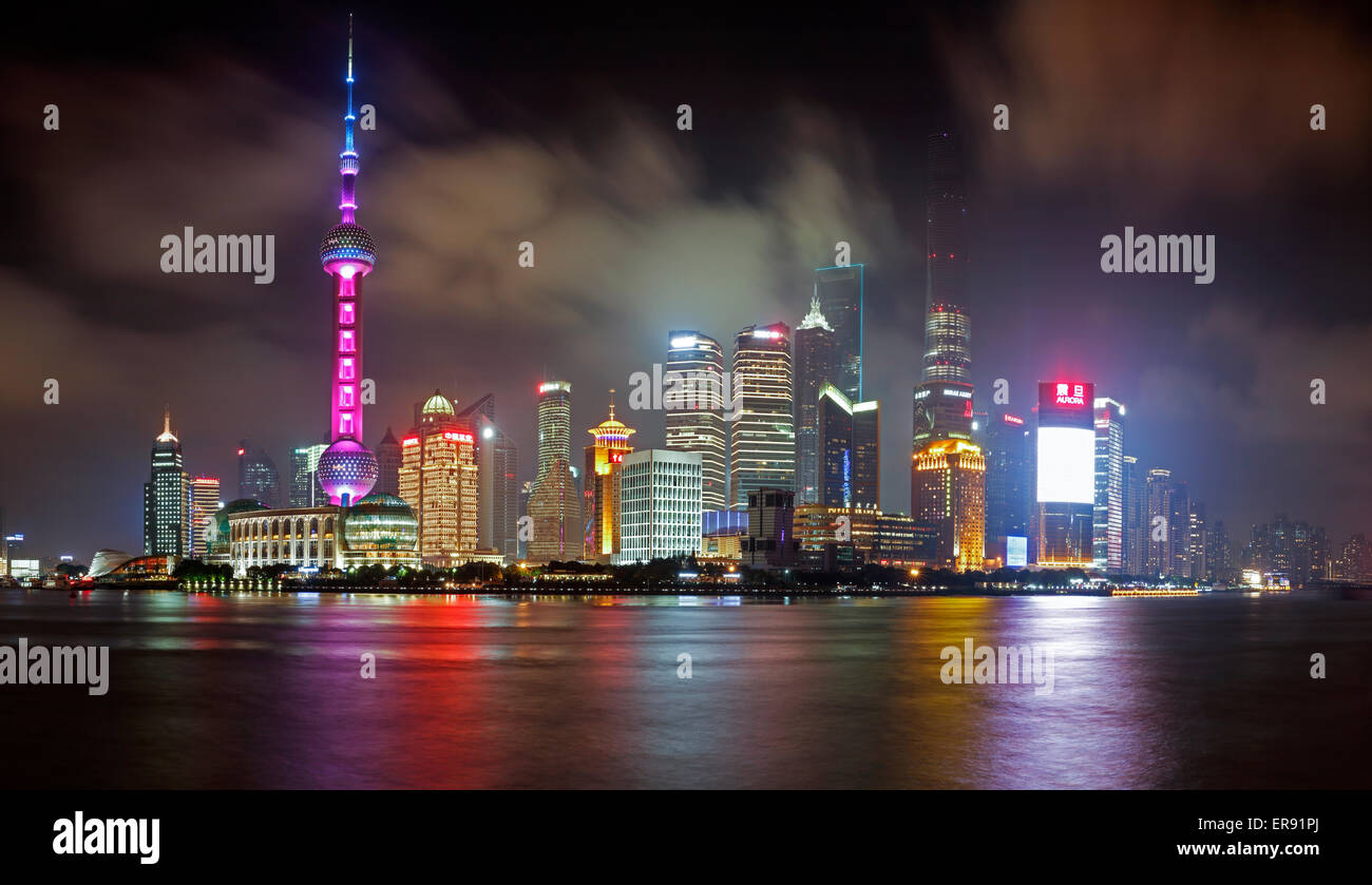 Blick auf den Hafen von Shanghai Pudong und Skyline bei Nacht Stockfoto
