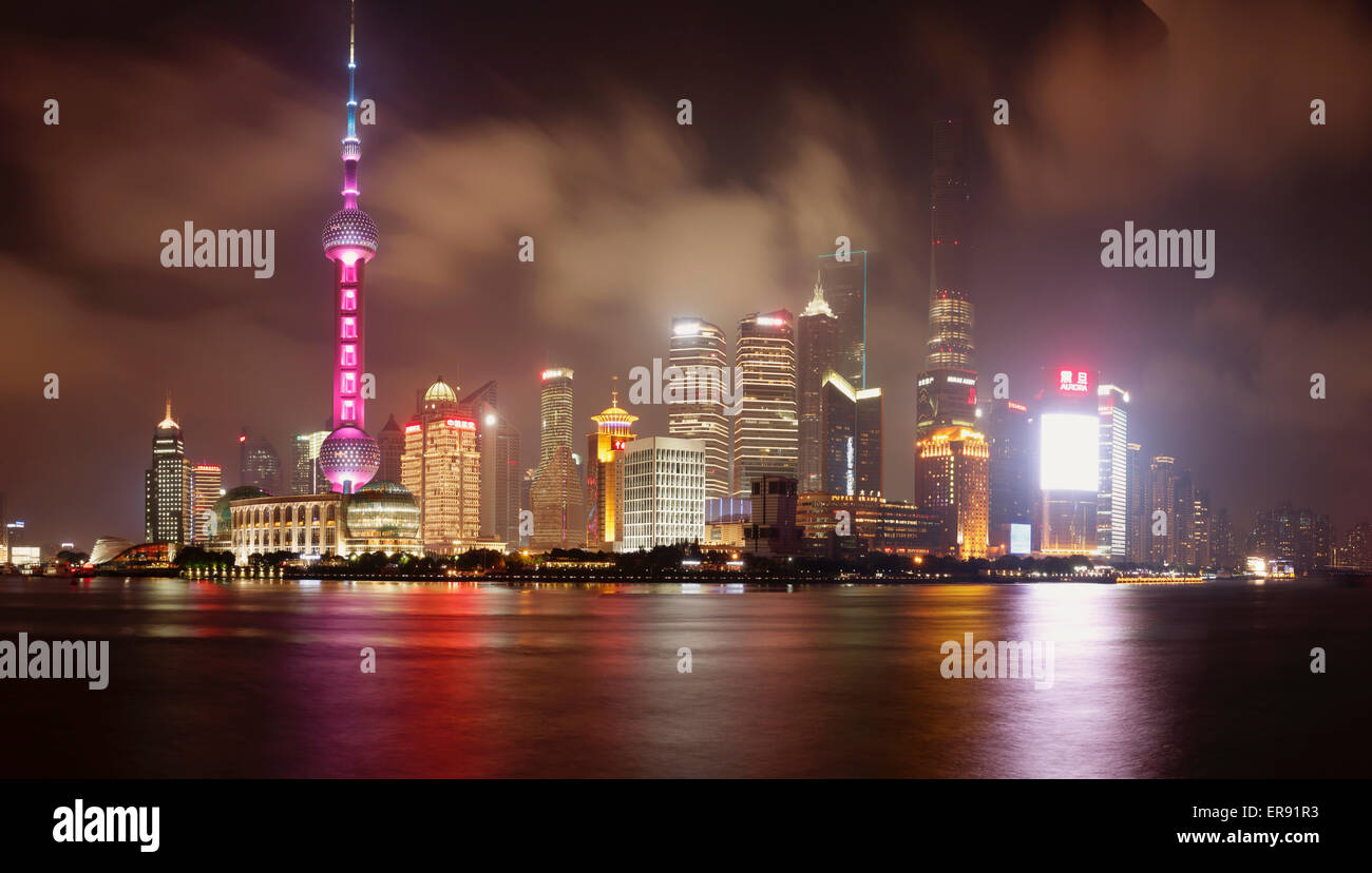 Blick auf den Hafen von Shanghai Pudong und Skyline bei Nacht Stockfoto