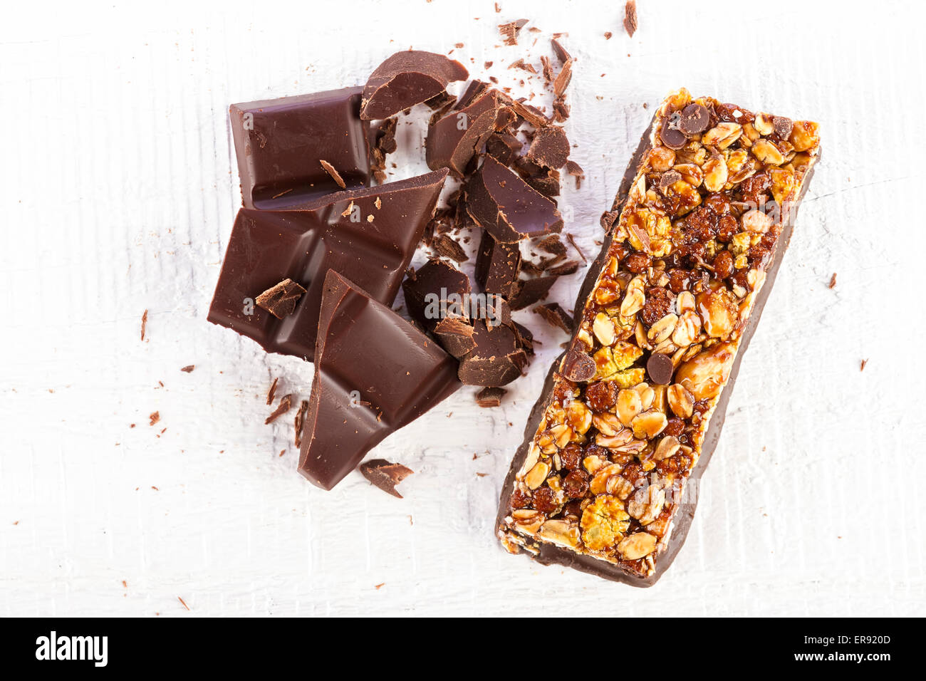 Müsliriegel mit Schokolade auf weißem Holz Hintergrund Stockfoto