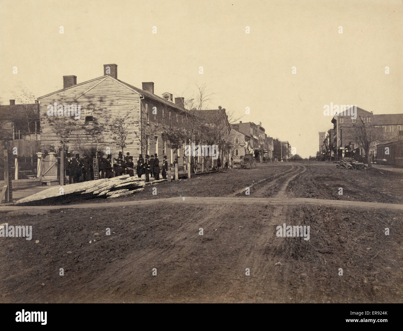 Ehemaliger Wohnsitz von Präsident Lincoln, Geburtsort der Robt. Lincoln. Foto zeigt Männer tragen Anzüge und Zylinder stehen am Straßenrand am Ende einer Reihe von Gebäuden am oder nahe dem Aufstellungsort der Globus Taverne in Springfield, Illinois. Datum 18 Stockfoto