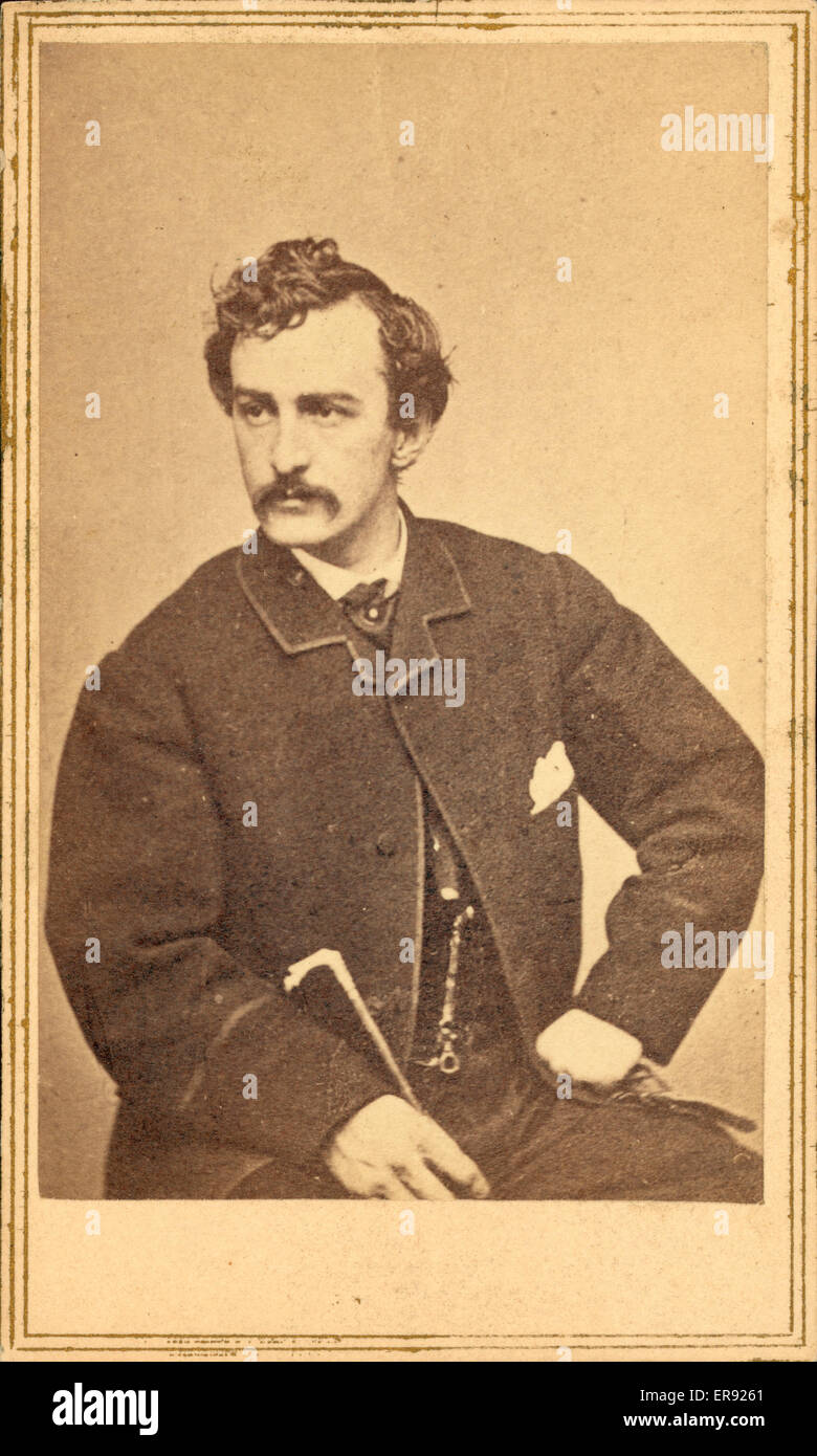 John Wilkes Booth. Foto zeigt Porträt von John Wilkes Booth, sitzend, Rohr halten. Bis heute ca. 1865. Stockfoto