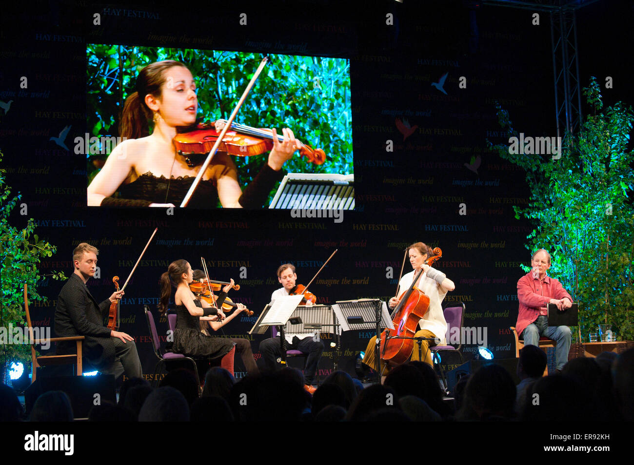 Hay-on-Wye, Powys, UK. 29. Mai 2015. Michael Morpurgo - The Mozart Frage Concert - Author Michael Morpurgo gesellt sich Schauspielerin Alison Reid, Geiger Daniel Pioro und The Storyteller Ensemble (ein Quartett von Zeichenfolgen). Zusammen die Verflechtung Worte und Musik zu erzählen seine eindringliche Überleben gegen alle Widerstände entstand vor dem Hintergrund des Holocaust. Angepasst und unter der Regie von Simon Reade. Bildnachweis: Graham M. Lawrence/Alamy Live-Nachrichten. Stockfoto