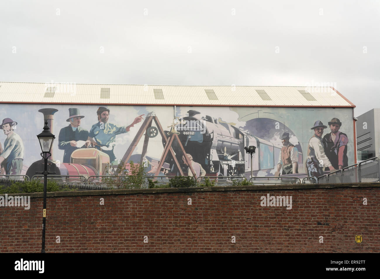 Grauen Himmel Ausblick Kartoffel Wharf, Wandbild des 19. Jahrhunderts Manchester und Liverpool Eisenbahn Arbeiter auf Gebäude MOSI, Manchester Stockfoto