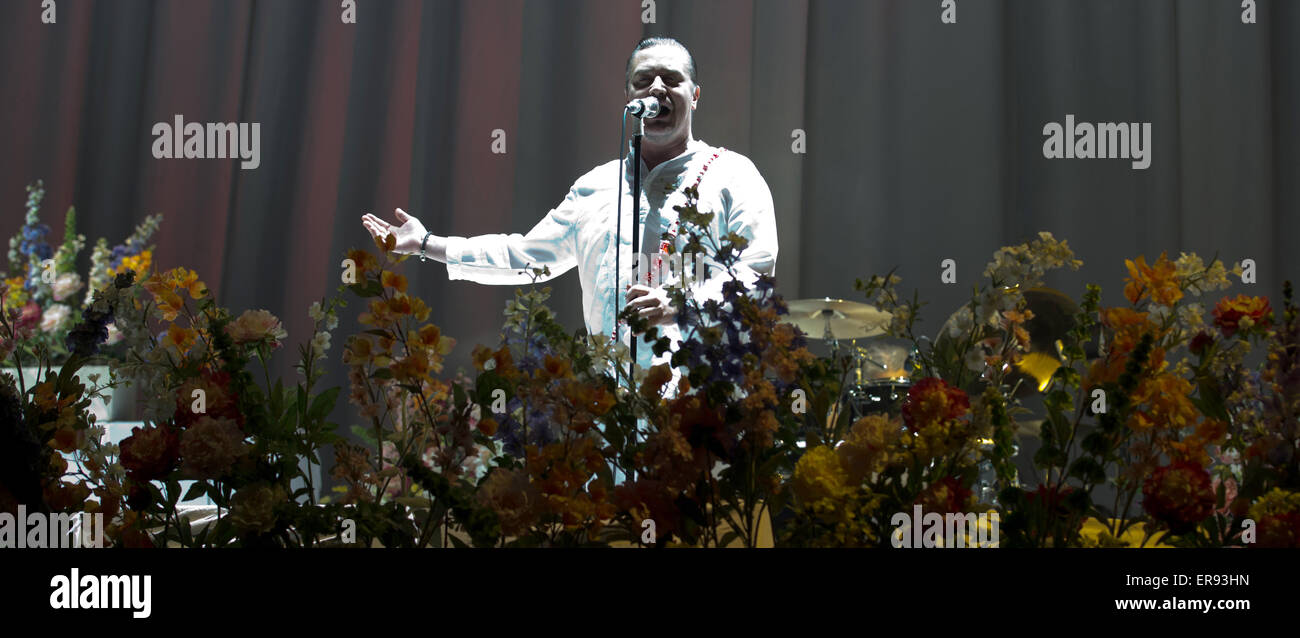 Mike Patton, Sänger mit US-Band Faith No More, auf der Bühne in der Veltins-Arena auf der Rock Im Revier-Musik-Festival in Gelsenkirchen, 29. Mai 2015. Foto: FRISO GENTSCH/dpa Stockfoto