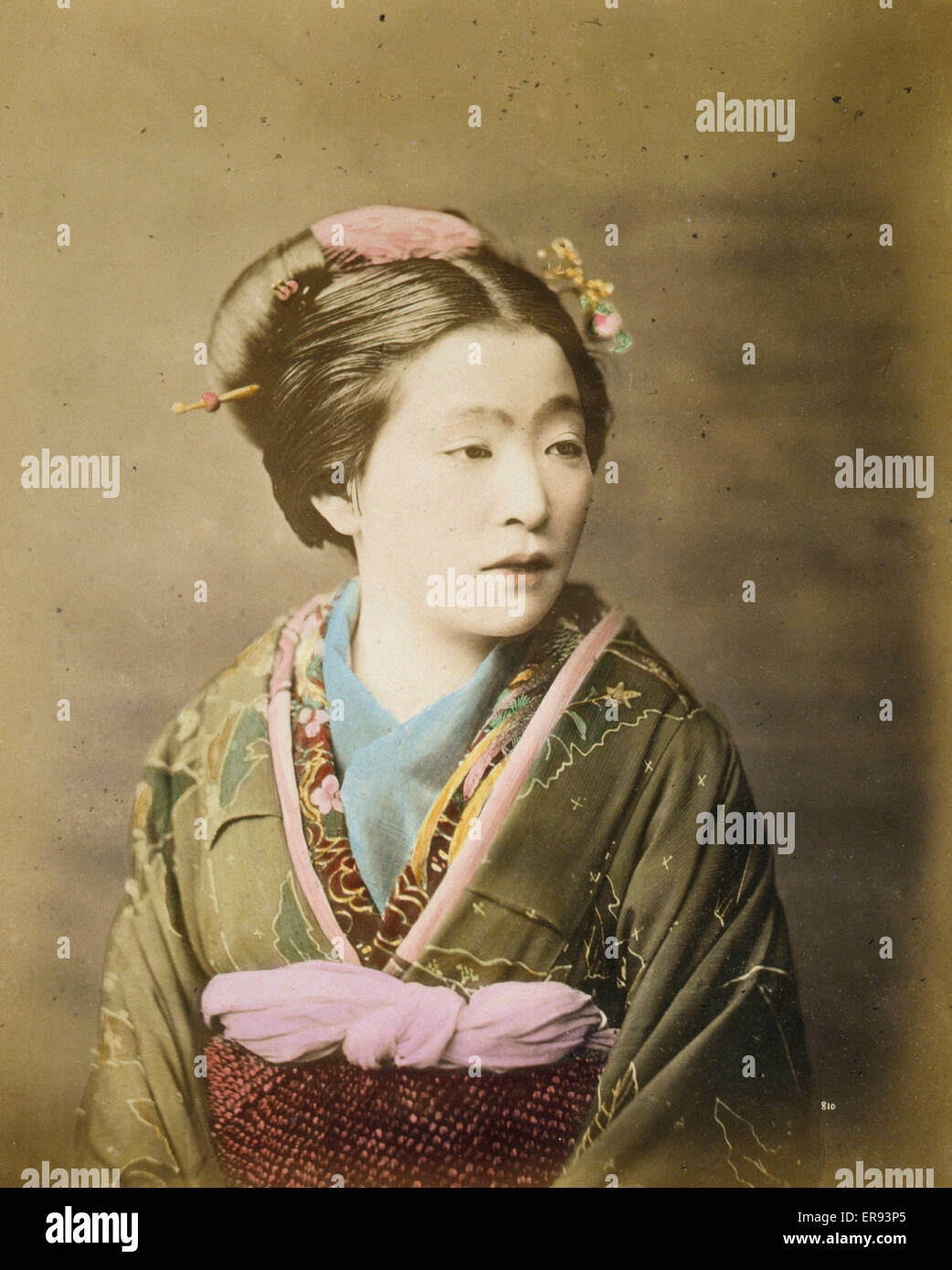 Ukiyo-e Schönheit, halblanger Studio-Porträt einer Frau, leicht nach rechts vor. Bis heute ca. 1877. Stockfoto