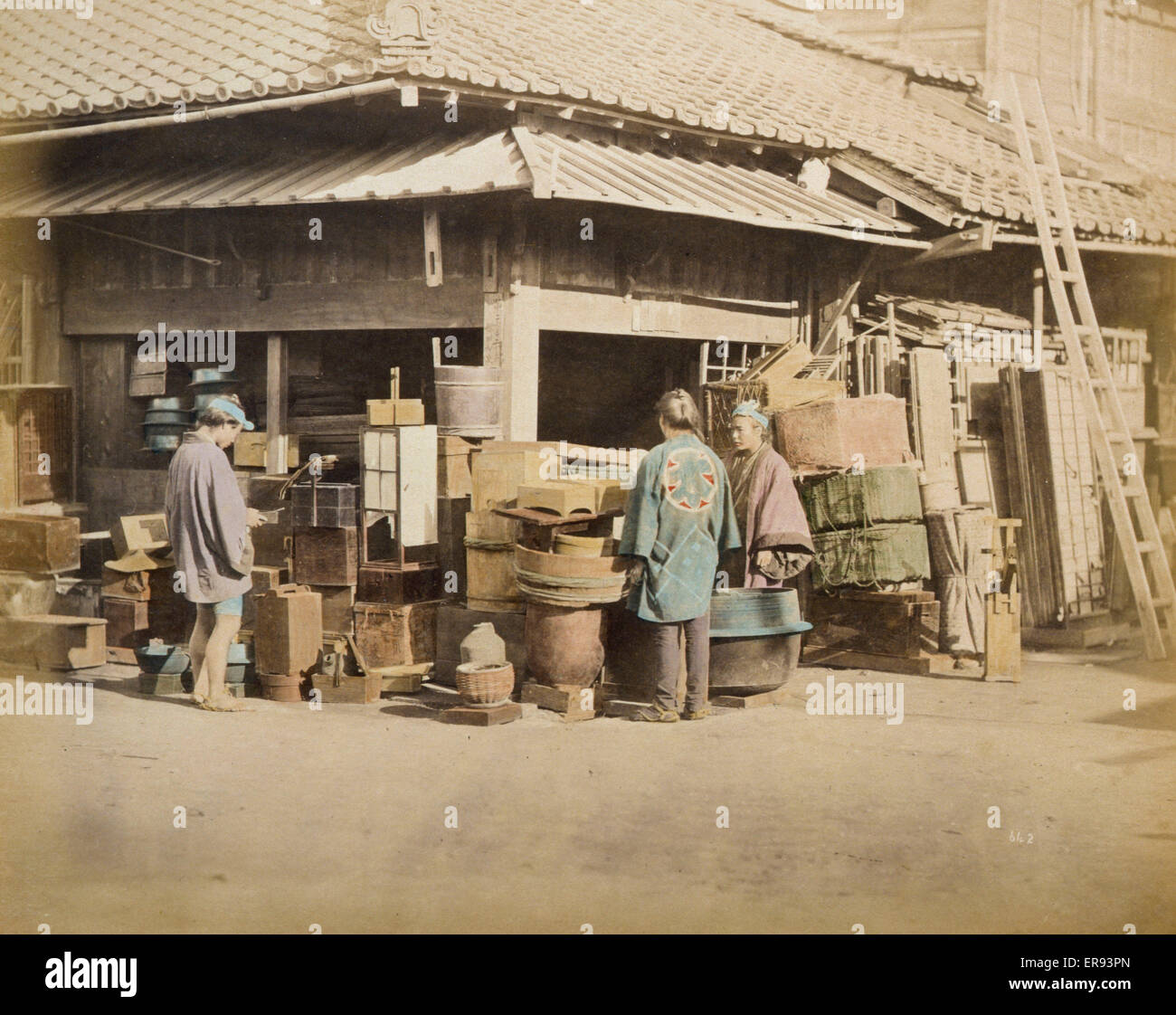 Außenansicht des Geschäfts an der Ecke der Straße mit Merc Stockfoto